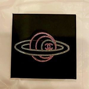CHANEL Crystal Planet brooch purple & Tiffanie blu